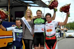 Roel Gerritsen op het podium in de Ronde van de Bakkerstraat.