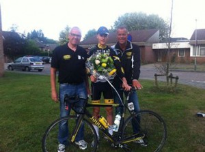 Derk Abel krijgt de felicitaties van het Croford Cycling Team