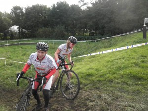 Johan en Madeleen spelen buiten