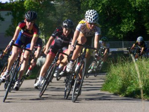 Jip van de Bos (midden), winnares, en Nicole Steigenga (rechts, winnaar klassement) aan de leiding