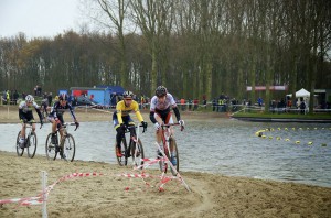 Ouderkerk cross Teun Mouris leidt de kopgroep